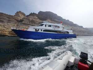 Crociera in Oman, foto della motonave in navigazione nel Mar Arabico, Oceano Indiano.