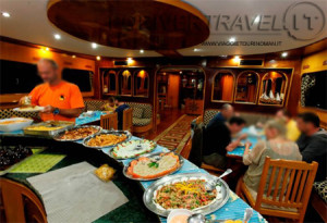 Crociera in Oman, foto della cena a bordo della motonave Saman Explorer.