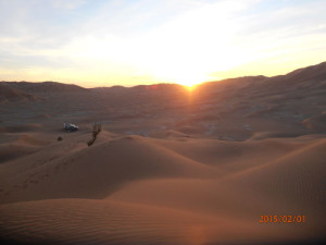 Tour in Oman, foto del Rub al Khali, parte del deserto Empty Quarter, nel Dhofar. Alba dopo la notte la notte nel deserto.