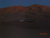 Tour in Oman, foto Empty Quarter, nel Dhofar. Preparazione del campo tendato mobile per la notte nel deserto Rub al Khali.