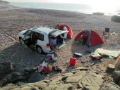esca in Oman dalla riva. Foto del Campeggio libero sulle spiagge dell' Oceano indiano in Oman del sud vicino a Salalah. Colazione in spiaggia dopo una notte in tenda sulle coste del mar Arabico.