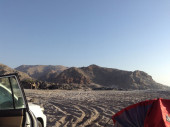 Pesca in Oman dalla riva. Foto del Campo mobile sull' Oceano indiano in Oman del sud vicino a Salalah. Colazione in spiaggia dopo una notte in campo tendato mobile sul mar Arabico.