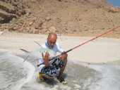 Pesca in Oman Sud da riva, foto di uno spot sulle coste nel Dhofar, intorno a Salalah nel Mar Arabico, parte dell' Oceano Indiano. Cattura con artificiale a spinning.