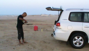 Pesca in Oman Sud dalla spiaggia, foto di uno spot sulle coste nel Dhofar, intorno a Salalah nel Mar Arabico, parte dell' Oceano Indiano. Preparazione della attrezzatura da pesca a spinning.