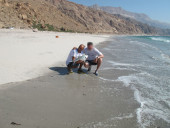 Pesca in Oman Sud dalla spiaggia, foto di uno spot sulle coste nel Dhofar, intorno a Salalah nel Mar Arabico, parte dell' Oceano Indiano. Cattura con artificiale a spinning.