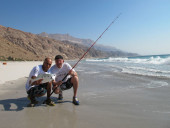 Pesca in Oman Sud dalla spiaggia, foto di uno spot sulle coste nel Dhofar, intorno a Salalah nel Mar Arabico, parte dell' Oceano Indiano. Cattura con artificiale a spinning.