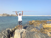 Pesca in Oman Sud dalla costa, foto di uno spot da riva nel Dhofar, intorno a Salalah. La guida si prepara a fare alcuni lanci a spinning.