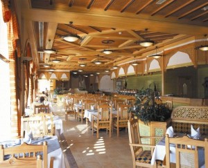 Tour e vacanze mare in Oman. Foto di un ristorante presso Hotel Crowne Plaza in Salalah, Dhofar.